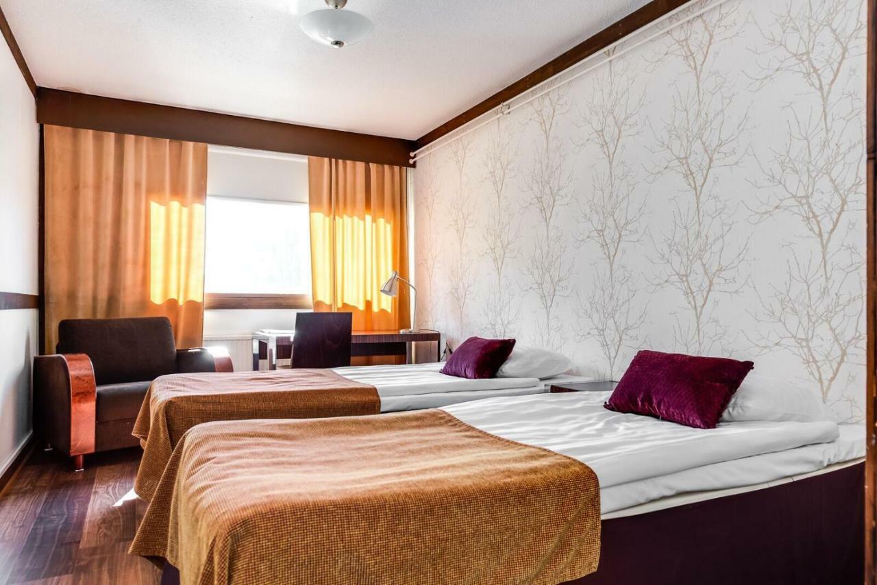 Hotel Kaeenpesae Ylivieska Kültér fotó