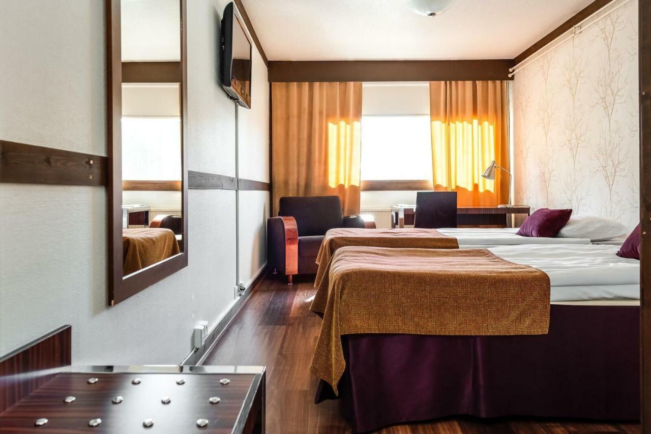 Hotel Kaeenpesae Ylivieska Kültér fotó